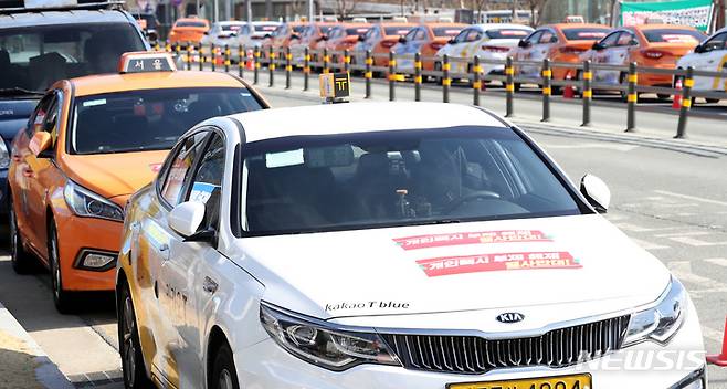 [세종=뉴시스] 강종민 기자 = 개인택시 부제 해제 철회를 촉구하는 전국택시노동조합연맹 서울지역본부 택시들이 21일 세종시 정부세종청사 국토교통부 앞에 세워져 있다. 2023.02.21. ppkjm@newsis.com