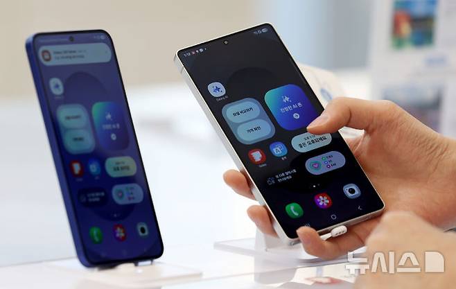 [서울=뉴시스] 김진아 기자 = 삼성전자는 7일부터 갤럭시 S25 시리즈를 전 세계 주요 국가에서 출시한다고 밝혔다. 갤럭시 S25 시리즈는 한국, 미국, 영국, 인도, 태국 등을 시작으로 전 세계 120여개국에 순차 출시된다. 갤럭시 S25 시리즈 출시에 맞춰 구글 제미나이를 사용할 수 있는 언어가 총 46개로 확대된다. 사진은 7일 서울 서초구 삼성 강남 매장에서 시민들이 제품을 체험하고 있다. 2025.02.07. bluesoda@newsis.com