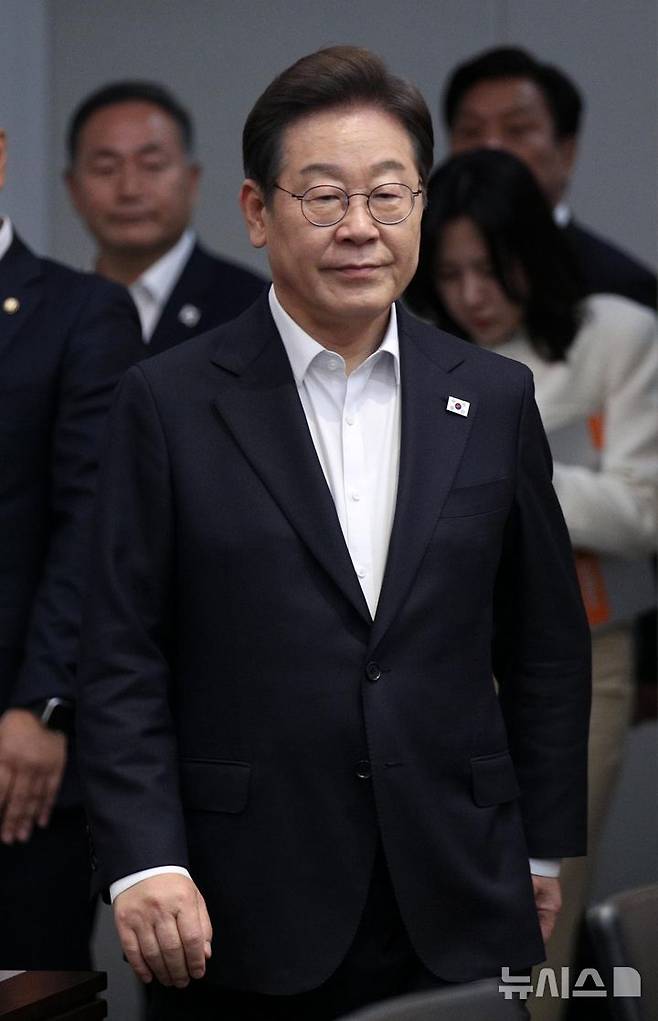 [이천=뉴시스] 국회사진기자단 = 이재명 더불어민주당 제21대 대통령 선거 후보가 28일 경기 이천시 SK하이닉스를 방문해 간담회장으로 이동하고 있다. 2025.04.28. photo@newsis.com