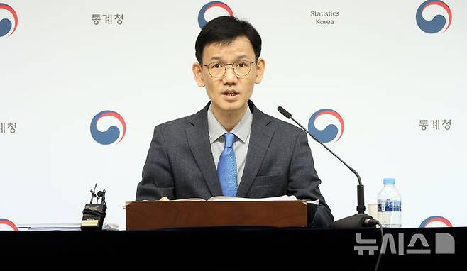 [세종=뉴시스] 강종민 기자 = 이두원 통계청 경제동향통계심의관이 30일 세종시 정부세종청사에서 2025년 3월 산업활동동향을 발표하고 있다. 지난달 전산업 생산은 전월 대비 0.9% 증가했지만 소매판매는 전월 대비 0.3%, 설비투자는 전월 대비 0.9% 각각 감소한 것으로 나타났다. 2025.04.30. ppkjm@newsis.com