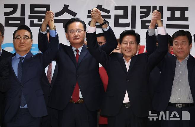 [서울=뉴시스] 조성봉 기자 = 김문수(오른쪽 두번째) 제21대 대통령선거 국민의힘 경선 후보가 30일 오전 서울 여의도 선거캠프에서 지지 선언을 위해 방문한 홍준표 후보 캠프 유상범(왼쪽 두번째) 의원을 비롯한 캠프 관계자들과 손을 잡고 기념촬영을 하고 있다.  2025.04.30. suncho21@newsis.com