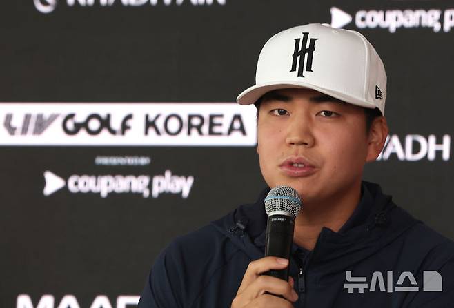 [인천=뉴시스] 전진환 기자 =  LIV 골프 코리아 경기를 앞두고 30일 인천 연수구 잭니클라우스CC에서 열린 '아이언헤드'팀 기자회견에서 장유빈이 취재진 질문에 답하고 있다. 2024.04.30. amin2@newsis.com