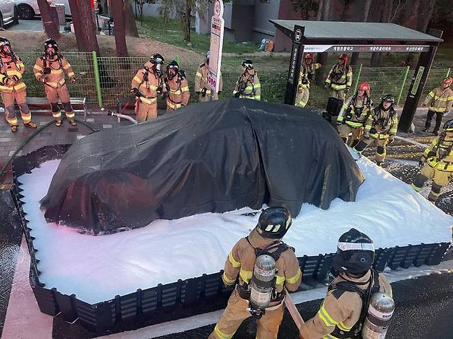 [부산=뉴시스] 30일 오전 4시48분께 부산 부산진구의 한 아파트 단지 인근 도로에 정차 중이던 전기택시에서 불이 났다. 다행히 인명 피해는 없는 것으로 전해졌다. (사진=부산소방재난본부 제공) 2025.04.30. photo@newsis.com *재판매 및 DB 금지