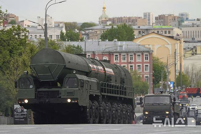 [모스크바=AP/뉴시스] 29일(현지 시간) 러시아 모스크바에서 열린 전승절 군사 퍼레이드 예행연습에서 RS-24 야르스 탄도미사일 발사대가 붉은 광장으로 향하고 있다. 러시아는 오는 5월 9일 제2차 세계대전 승전 80주년(전승절)을 맞는다. 2025.04.30.