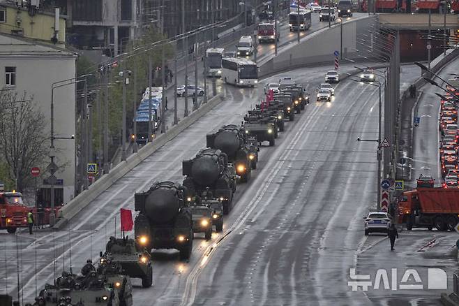 [모스크바=AP/뉴시스] 29일(현지 시간) 러시아 모스크바에서 RS-24 야르스 대륙간탄도미사일(ICBM) 발사 차량이 전승절 군사 퍼레이드 예행연습을 위해 다른 군용 차량과 함께 붉은광장으로 향하고 있다. 러시아는 오는 5월 9일 제2차 세계대전 승전 80주년(전승절)을 맞는다. 2025.04.30.