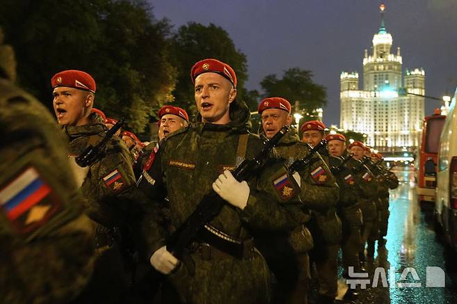 [모스크바=AP/뉴시스] 29일(현지 시간) 러시아 모스크바에서 러시아 군인들이 전승절 군사 퍼레이드 예행연습을 위해 붉은광장으로 행진하고 있다. 러시아는 오는 5월 9일 제2차 세계대전 승전 80주년(전승절)을 맞는다. 2025.04.30.<font style="vertical-align: inherit;"><font style="vertical-align: inherit;"></font></font>