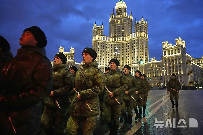 [모스크바=AP/뉴시스] 29일(현지 시간) 러시아 모스크바에서 코사크족 전사들이 전승절 군사 퍼레이드 예행연습을 하며 붉은광장으로 행진하고 있다. 러시아는 5월 9일 제2차 세계대전 승전 80주년(전승절)을 맞는다. 2025.04.30.