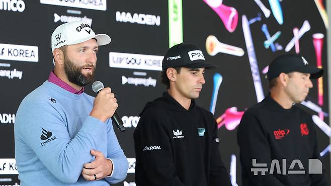 [인천=뉴시스] 전진환 기자 =  LIV 골프 코리아 경기를 앞두고 30일 인천 연수구 잭니클라우스CC에서 열린 기자회견에서 존 람이 취재진 질문에 답하고 있다. 세르히오 가르시아(파이어볼스 GC, 오른쪽부터), 호아킨 니만(토크 GC), 존 람(레기온 13). 2024.04.30. amin2@newsis.com