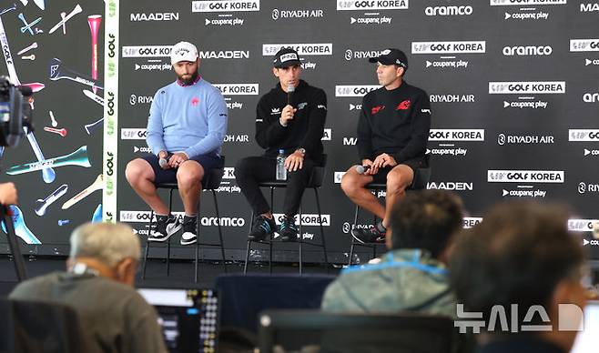 [인천=뉴시스] 전진환 기자 =  LIV 골프 코리아 경기를 앞두고 30일 인천 연수구 잭니클라우스CC에서 열린 기자회견에서 호아킨 니만이 취재진 질문에 답하고 있다. 세르히오 가르시아(파이어볼스 GC, 오른쪽부터), 호아킨 니만(토크 GC), 존 람(레기온 13). 2024.04.30. amin2@newsis.com