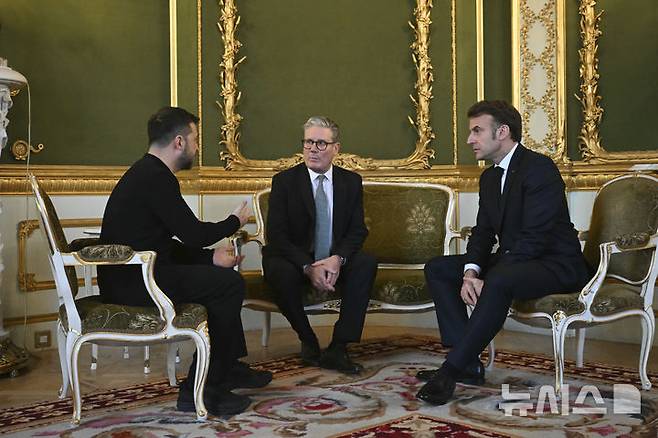 [런던=AP/뉴시스] 유럽의 우크라이나 전후 안전보장 참여 국가 협의체 '의지의 연합'이 병력 확보에 어려움을 겪고 있다. 사진은 볼로디미르 젤렌스키(왼쪽) 우크라이나 대통령이 지난달 2일(현지 시간) 영국 런던 랭커스터 하우스에서 키어 스타머 영국 총리, 에마뉘엘 마크롱 프랑스 대통령과 회동하는 모습. 2025.03.03.