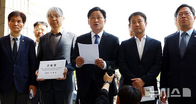 [서울=뉴시스] 박주성 기자 = 더불어민주당 前정권정치탄압대책위원회 김영진 위원장과 의원들, 문재인 전 대통령 변호인단이 30일 오전  경기 과천시 공수처에서 문재인 전 대통령 수사 관련 불법 행위 검사 등 고발장 제출 전 김영진 위원장이 발언을 하고 있다. 2025.04.30. park7691@newsis.com