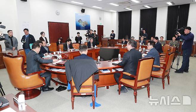 [서울=뉴시스] 국회사진기자단 = 신성범 위원장이 지난해 12월 7일 오전 서울 여의도 국회에서 열린 정보위원회 전체회의에서 의사봉을 두드리고 있다. 2024.12.07. photo@newsis.com