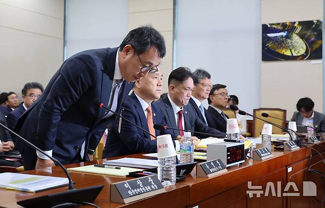 [서울=뉴시스] 권창회 기자 = 30일 오전 서울 여의도 국회에서 열린 과학기술정보방송통신위원회 전체회의에서 유영상 SKT텔레콤 사장이 인사하고 있다. 2025.04.30. kch0523@newsis.com