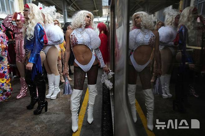 [리우데자네이루=AP/뉴시스] 29일(현지 시간) 브라질 리우데자네이루 중앙역에서 열린 패션쇼에서 성소수자(LGBT) 커뮤니티의 모델들이 가수 레이디 가가의 스타일에서 영감을 받아 제작된 의상을 선보이고 있다. 이번 패션쇼는 가가의 콘서트를 앞두고 모델들이 직접 제작했거나 지속 가능한 패션 브랜드 '이스콜라 지비니스'가 만든 의상들로 구성됐다. 레이디 가가는 5월 3일 리우데자네이루 코파카바나 해변에서 대규모 무료 콘서트를 개최할 예정이다. 2025.04.30.