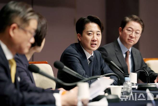 [서울=뉴시스] 김진아 기자 = 이준석 개혁신당 대통령 후보가 30일 서울 중구 프레스센터에서 열린 관훈토론회에서 발언을 하고 있다. 2025.04.30. bluesoda@newsis.com