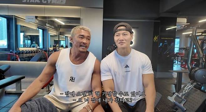 [서울=뉴시스] 추성훈(왼쪽), 김종국. (사진=유튜브 채널 '추성훈 ChooSungHoon' 캡처) 2025.04.30. photo@newsis.com *재판매 및 DB 금지