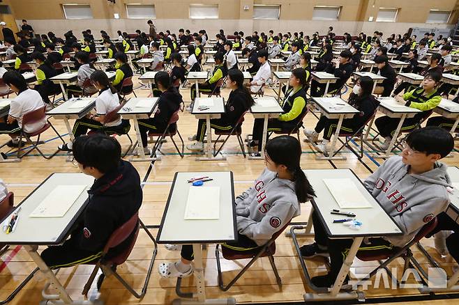 [화성=뉴시스] 김종택 기자 = 30일 경기 화성시 동탄국제고등학교에서 1학년 학생들이 1차 지필평가를 시험 감독이 없는 '무감독 양심 시험'으로 치르고 있다. 동탄국제고는 개교 이래 매년 학기별 1, 2차 중간고사를 학생들의 양심에 따라 무감독 시험으로 진행하고 있다. 2025.04.30. jtk@newsis.com