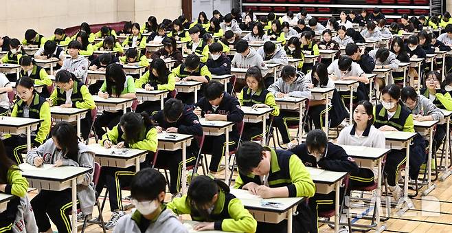 [화성=뉴시스] 김종택 기자 = 30일 경기 화성시 동탄국제고등학교에서 1학년 학생들이 1차 지필평가를 시험 감독이 없는 '무감독 양심 시험'으로 치르고 있다. 동탄국제고는 개교 이래 매년 학기별 1, 2차 중간고사를 학생들의 양심에 따라 무감독 시험으로 진행하고 있다. 2025.04.30. jtk@newsis.com