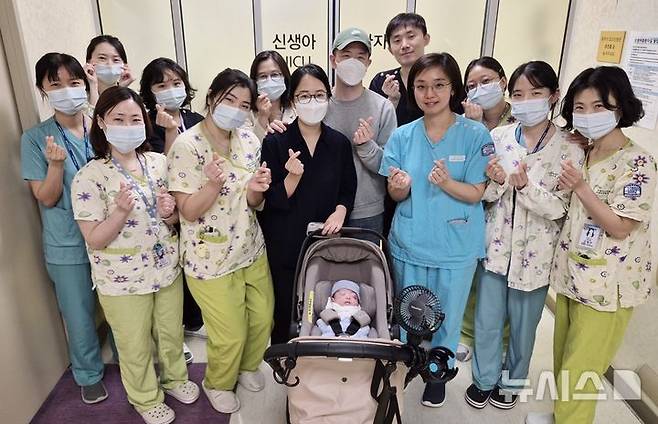 [서울=뉴시스]가톨릭대학교 서울성모병원에서 임신 22주 3일만에 태어났던 초극소 미숙아 유준이가 5개월의 병원 생활을 마치고 30일 건강하게 퇴원했다. (사진= 서울성모병원 제공) 2025.04.30. photo@newsis.com.