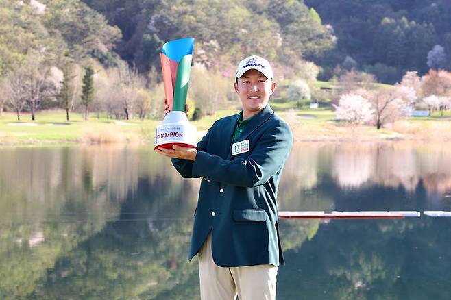 [서울=뉴시스] 한국프로골프(KPGA) 투어 시즌 개막전 DB손해보험 프로미에서 우승한 김백준. (사진=KPGA 제공) 2025.04.20. *재판매 및 DB 금지