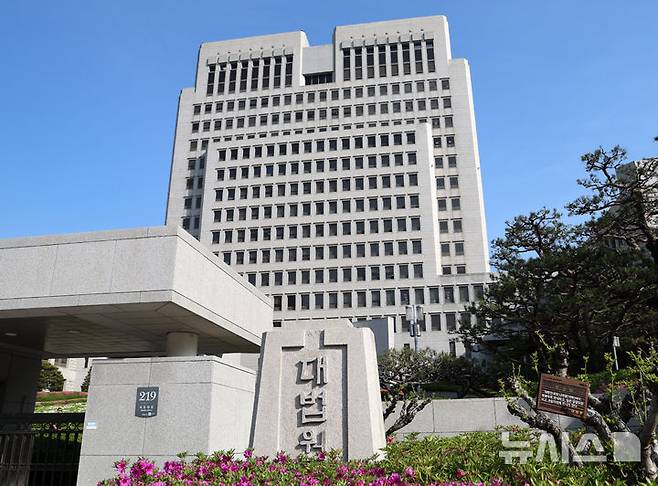 [서울=뉴시스] 이영환 기자 = 30일 오전 서울 서초구 대법원 청사가 보이고 있다.대법원은 5월 1일 오후 3시 대법정에서 2심에서 무죄를 받은 이재명 더불어민주당 대선 후보의 공직선거법 상고심 판결을 선고한다. 2025.04.30. 20hwan@newsis.com