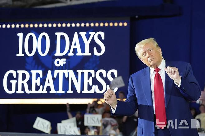 [워런=AP/뉴시스] 도널드 트럼프 미국 대통령이 29일(현지 시간) 미시간주 워런의 매콤 커뮤니티 컬리지에서 열린 취임 100일 기념 행사장에 도착해 춤추고 있다. 트럼프 대통령의 반(反) 기후 변화 대응 정책이 예상보다 극단적이었다는 평가가 나온다. 2025.04.30.