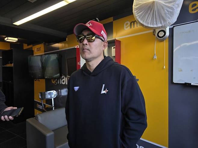 [서울=뉴시스] 강은정 수습 기자=프로야구 SSG 랜더스 이숭용 감독이 30일 기자들과 더그아웃에서 만나 인터뷰를 진행하고 있다. 2025.04.30. eunduck@newsis.com *재판매 및 DB 금지