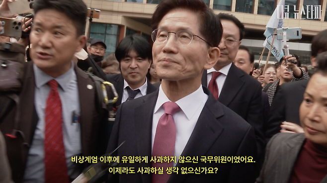 지난 4월 9일 대선 출마 선언을 한 김문수 전 고용노동부 장관이 "12.3 비상계엄에 대해 사과할 생각이 없는지", "여전히 윤석열 전 대통령의 구속취소가 정당하다고 보는지" 등을 묻는 뉴스타파의 질문에 답하지 않았다. 김 전 장관은 법원의 윤석열 대통령 구속취소 청구 인용을 두고 "매우 올바른 결정"이라고 밝힌 바 있다.