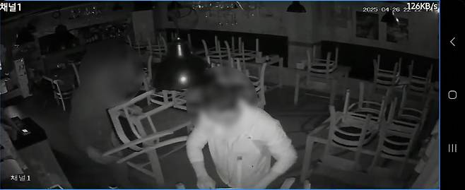 의자를 내리는 남성들 [출처:제보자 A 씨]