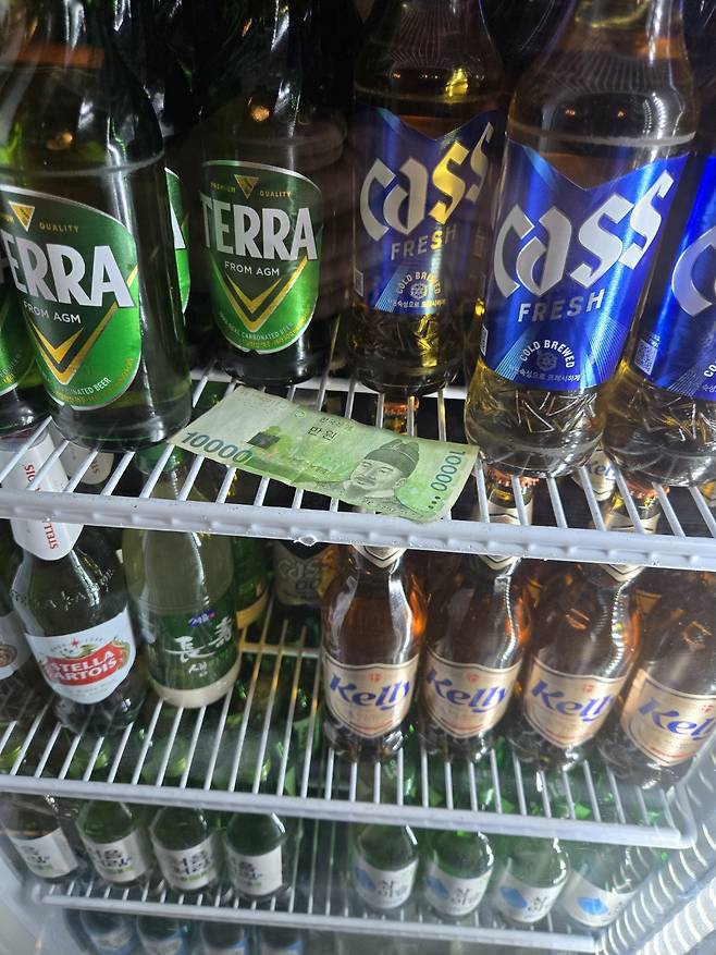 남성들이 놓고 간 1만 원 [출처:제보자 A 씨]