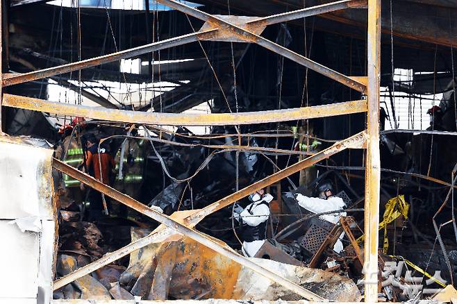 지난해 6월 경기 화성 일차전지 업체 아리셀 공장 화재 사고 현장에서 합동감식이 진행되고 있는 모습. 화성=박종민 기자