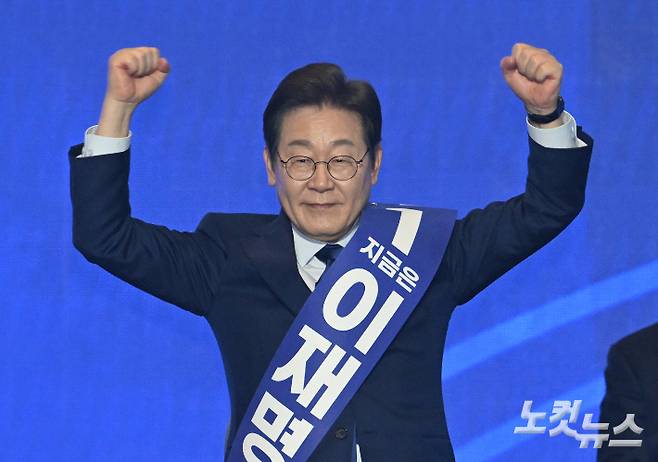 이재명 더불어민주당 경선 후보가 27일 오후 경기 고양시 킨텍스에서 열린 더불어민주당 제21대 대통령선거 후보자 선출을 위한 수도권·강원·제주 합동연설회에 참석해 기념촬영을 하고 있다. 윤창원 기자