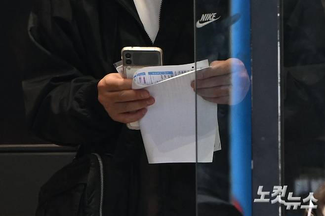 가입자 유심(USIM) 정보를 탈취당한 SK텔레콤이 유심 무료교체 서비스를 시작한 가운데 28일 오전 서울 시내 한 SKT 대리점에서 유심 교체를 완료한 이용자가 매장을 나서고 있다. SK텔레콤이 확보한 유심은 현재 100만 개 정도로, 가입자 2천300만 명에 비하면 턱없이 부족한 수준이다. 류영주 기자