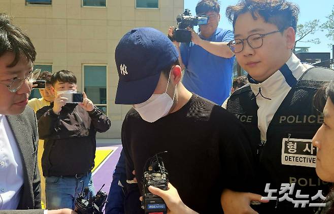 지난 28일 청주의 한 고등학교에서 흉기 난동을 벌인 A(18)군이 영장실질심사를 받기 위해 법원에 출석하고 있다. 임성민 기자