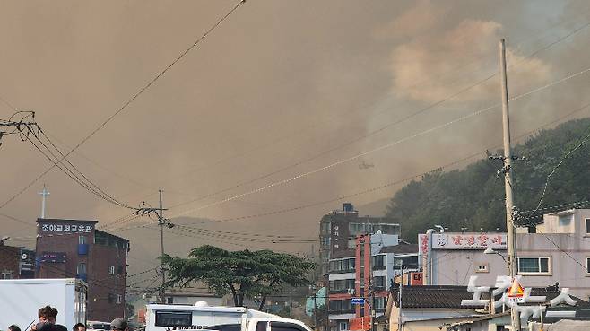 지난 28일 오후 2시 2분 대구 북구 함지산에서 발생한 산불이 확산하고 있는 모습. 곽재화 기자