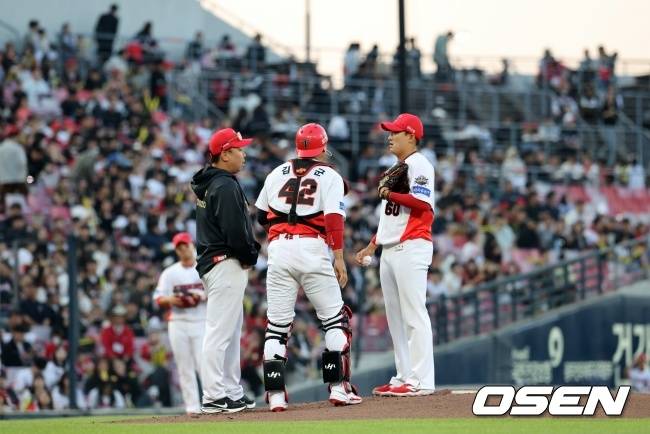 이범호 감독이 마운드에 올라가 김도현과 이야기를 나누고 있다./KIA 타아거즈 제공