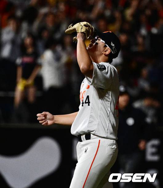 [OSEN=대전, 지형준 기자] 한화가 29일 대전 한화생명볼파크에서 열린 2025 신한 SOL Bank KBO리그 LG와의 홈경기를 3-2로 승리했다.&nbsp;선발투수 라이언 와이스가 6이닝&nbsp;4피안타(1피홈런) 2볼넷 2사구 3탈삼진 2실점으로 최근 4경기 연속 승리를 거두며&nbsp;시즌 4승째를 올렸고, 심우준의 이적 첫 홈런이 결승타가 됐다. 이진영도 동점 솔로 홈런 포함 멀티 출루 활약을 했다.&nbsp;평일 야간 경기에도 시즌 12번째 대전 홈경기 만원 관중(1만7000명) 앞에서&nbsp;3연승을 달린&nbsp;한화는 시즌 18승13패를 마크, 1위 LG(20승10패)에 2.5경기 차이로 따라붙으며 9연전 스타트를 기분 좋게 끊었다. 반면 시즌 첫 3연패에 빠진 LG는 최근 8경기 2승6패로 기세가 완전히 꺾였다.&nbsp;경기를 마치고 한화 김서현이 승리를 기뻐하고 있다. 2025.04.29 /jpnews@osen.co.kr