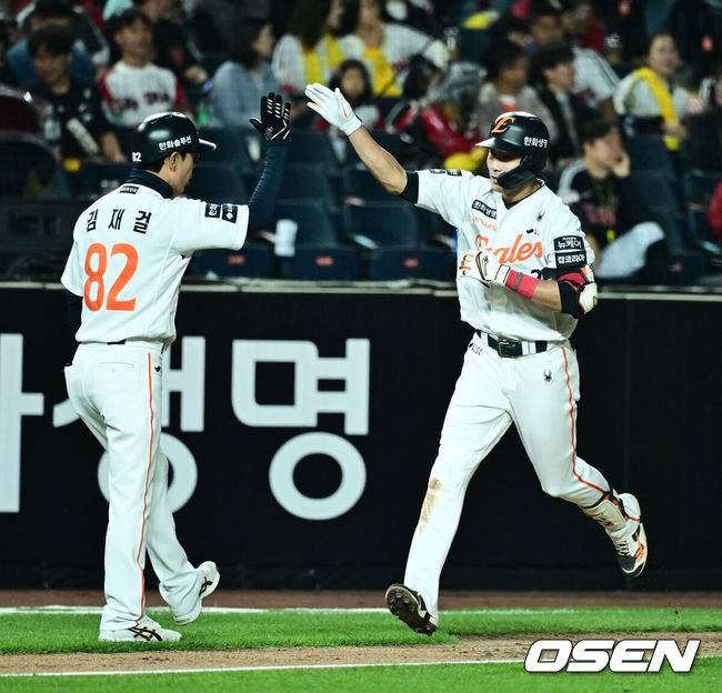 [OSEN=대전, 지형준 기자] 29일 대전 한화생명볼파크에서 2025 신한 SOL Bank KBO리그 한화 이글스와 LG 트윈스의 경기가 열렸다.이날 한화는 우완 라이언 와이스, LG는 좌완 송승기가 선발로 나섰다. 4회말 2사에서 한화 심우준이 역전 솔로포를 날리며 김재걸 코치와 기뻐하고 있다. 2025.04.29 /jpnews@osen.co.kr