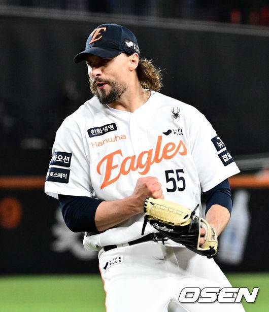 [OSEN=대전, 지형준 기자] 29일 대전 한화생명볼파크에서 2025 신한 SOL Bank KBO리그 한화 이글스와 LG 트윈스의 경기가 열렸다.이날 한화는 우완 라이언 와이스, LG는 좌완 송승기가 선발로 나섰다. 6회초 2사 2루에서 한화 와이스가 LG 신민재를 1루 땅볼로 처리하며 포효하고 있다. 2025.04.29 /jpnews@osen.co.kr