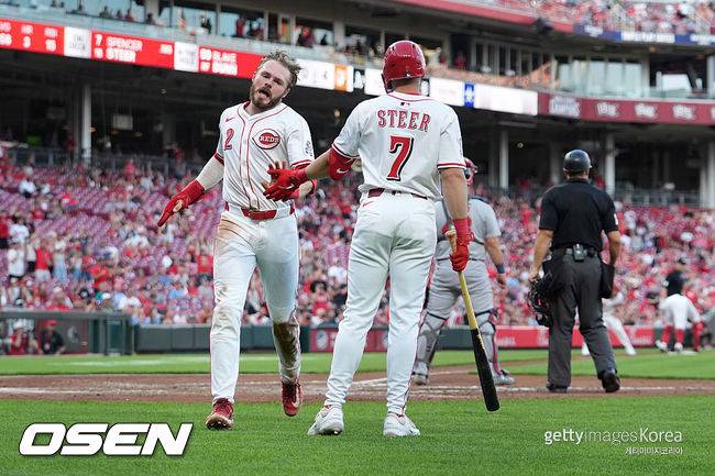 [사진] 신시내티 개빈 럭스(왼쪽)가 득점 후 스펜서 스티어와 기뻐하고 있다. ⓒGettyimages(무단전재 및 재배포 금지)