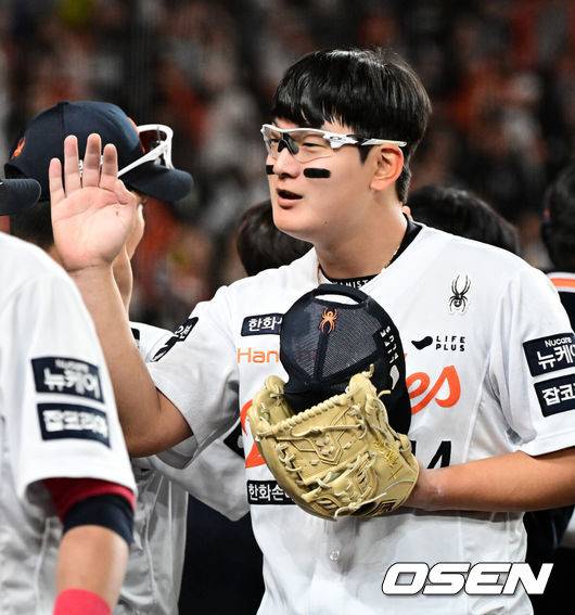 [OSEN=대전, 지형준 기자] 한화가 29일 대전 한화생명볼파크에서 열린 2025 신한 SOL Bank KBO리그 LG와의 홈경기를 3-2로 승리했다.&nbsp;선발투수 라이언 와이스가 6이닝&nbsp;4피안타(1피홈런) 2볼넷 2사구 3탈삼진 2실점으로 최근 4경기 연속 승리를 거두며&nbsp;시즌 4승째를 올렸고, 심우준의 이적 첫 홈런이 결승타가 됐다. 이진영도 동점 솔로 홈런 포함 멀티 출루 활약을 했다.&nbsp;평일 야간 경기에도 시즌 12번째 대전 홈경기 만원 관중(1만7000명) 앞에서&nbsp;3연승을 달린&nbsp;한화는 시즌 18승13패를 마크, 1위 LG(20승10패)에 2.5경기 차이로 따라붙으며 9연전 스타트를 기분 좋게 끊었다. 반면 시즌 첫 3연패에 빠진 LG는 최근 8경기 2승6패로 기세가 완전히 꺾였다.&nbsp;경기를 마치고 한화 김서현이 승리를 기뻐하고 있다. 2025.04.29 /jpnews@osen.co.kr