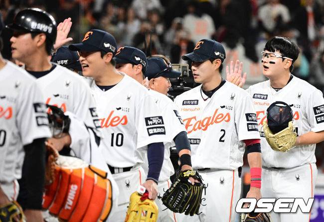 [OSEN=대전, 지형준 기자] 한화가 29일 대전 한화생명볼파크에서 열린 2025 신한 SOL Bank KBO리그 LG와의 홈경기를 3-2로 승리했다.&nbsp;선발투수 라이언 와이스가 6이닝&nbsp;4피안타(1피홈런) 2볼넷 2사구 3탈삼진 2실점으로 최근 4경기 연속 승리를 거두며&nbsp;시즌 4승째를 올렸고, 심우준의 이적 첫 홈런이 결승타가 됐다. 이진영도 동점 솔로 홈런 포함 멀티 출루 활약을 했다.&nbsp;평일 야간 경기에도 시즌 12번째 대전 홈경기 만원 관중(1만7000명) 앞에서&nbsp;3연승을 달린&nbsp;한화는 시즌 18승13패를 마크, 1위 LG(20승10패)에 2.5경기 차이로 따라붙으며 9연전 스타트를 기분 좋게 끊었다. 반면 시즌 첫 3연패에 빠진 LG는 최근 8경기 2승6패로 기세가 완전히 꺾였다.&nbsp;경기를 마치고 한화 김경문 감독이 선수들과 승리 하이파이브를 하고 있다. 2025.04.29 /jpnews@osen.co.kr