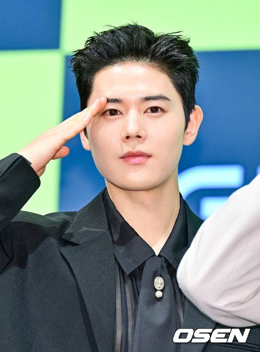 [OSEN=박준형 기자]  7일 오후 서울 신도림 디큐브시티 내 더 세인트에서 지니&nbsp;TV&nbsp;오리지널 드라마&nbsp;‘신병3’(연출 민진기·조제욱,&nbsp;극본 윤기영·강고은,&nbsp;원작 장삐쭈,&nbsp;기획&nbsp;KT&nbsp;스튜디오 지니,&nbsp;제작 에이투지엔터테인먼트·스토리아일랜드) 제작발표회가 진행됐다.뜨거운 기대 속 세 번째 이야기로 돌아온&nbsp;‘신병3’는 예측 불허 두 신병의 전입과 역대급 빌런의 복귀로 비상이 걸린 신화부대,&nbsp;상병 진급을 앞두고 꼬여버린 박민석(김민호 분)의 난이도 급상승한 군생활을 그린다.&nbsp;가수 겸 배우 김동준이 포즈를 취하고 있다.  2025.04.07 / soul1014@osen.co.kr