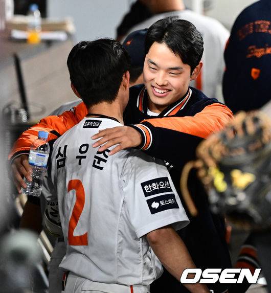 [OSEN=대전, 지형준 기자] 29일 대전 한화생명볼파크에서 2025 신한 SOL Bank KBO리그 한화 이글스와 LG 트윈스의 경기가 열렸다.이날 한화는 우완 라이언 와이스, LG는 좌완 송승기가 선발로 나섰다. 4회말 2사에서 한화 심우준이 역전 솔로포를 날리며 문동주와 기뻐하고 있다. 2025.04.29 /jpnews@osen.co.kr