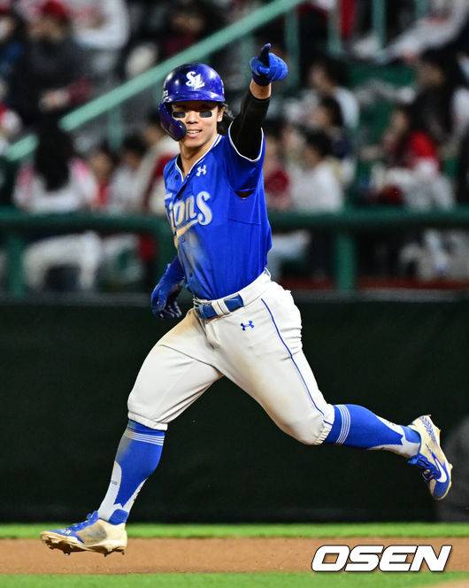 [OSEN=인천, 조은정 기자]30일 오후 인천 SSG랜더스필드에서 2025 신한 SOL Bank KBO리그 SSG 랜더스와 삼성 라이온즈 경기가 열렸다.이날 경기에 SSG는 문승원, 삼성은 원태인을 선발 투수로 내세웠다.연장 10회초 삼성 선두타자 김성윤이 다시 앞서가는 솔로 홈런을 날린 뒤 그라운드를 돌고 있다. 2025.04.30 /cej@osen.co.kr