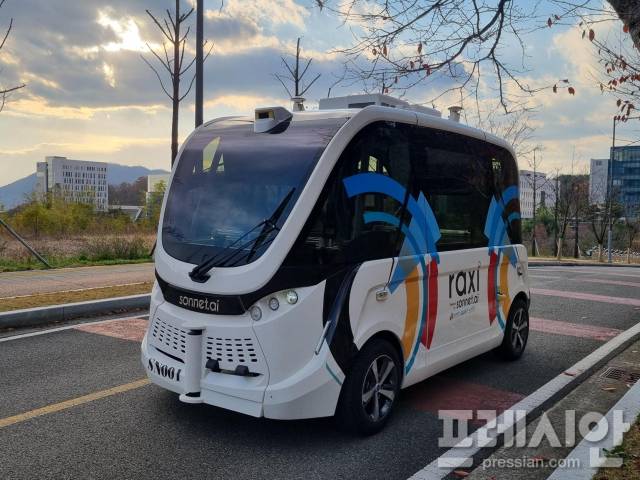 ▲‘2025 수원 ITS 아태총회’ 기간동안 수원 광교신도시 일대에서 시범 운행에 나설 자율주행차량. ⓒ수원특례시