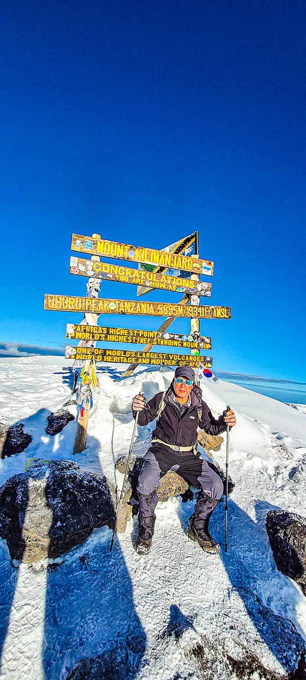 킬리만자로 정상에서 필자.