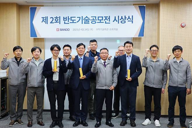 반도건설 이정렬 시공부문 대표(가운데)와 시상 협력사 및 임직원 기념사진