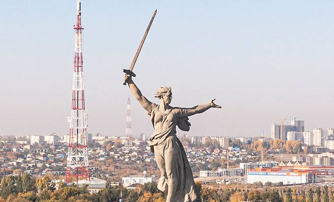 1942∼1943년의 스탈린그라드 전투에서 소련군이 독일군에 이긴&nbsp;것을 기념해 1967년 러시아 볼고그라드(옛 스탈린그라드)에 세워진 ‘모국(母國)이 부른다’라는 이름의 승전 기념비. 전체 높이가 무려 87m에 이른다. 위키피디아