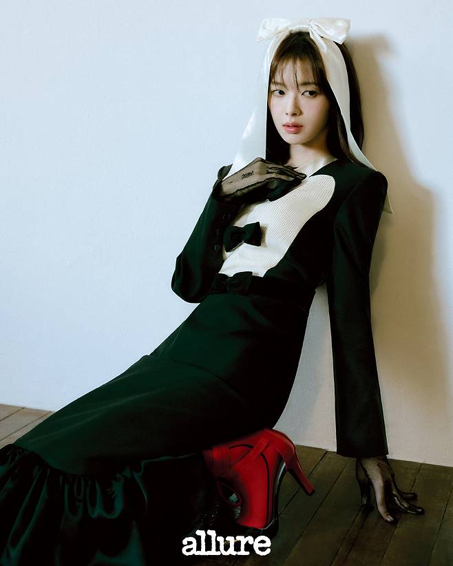 노정의가 화보 촬영을 통해 작품의 비하인드 스토리를 공개했다. 얼루어 코리아 제공
